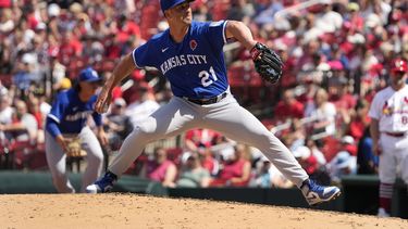 Mike Mayers de los Reales de Kansas City lanza contra los Cardenales de San Luis, el lunes 29 de mayo de 2023. (AP Foto/Jeff Roberson)