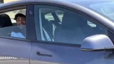 san francisco: un hombre fue arrestado por viajar en la parte trasera de un tesla sin conductor