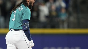 J.P. Crawford, de los Marineros de Seattle, festeja luego de conectar un doble de tres carreras en el encuentro del sábado 6 de mayo de 2023, ante los Astros de Houston (AP Foto/Lindsey Wasson)