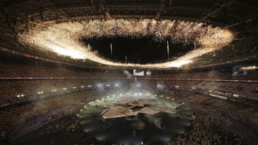 Fuegos artificiales se encienden durante la ceremonia de clausura de los Juegos Olímpicos de Verano de 2024 en el Stade de France, el domingo 11 de agosto de 2024, en Saint-Denis, Francia. (Foto AP/Kin Cheung)
