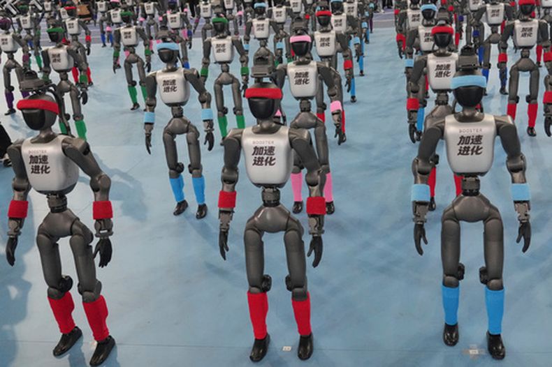 Varios robots se preparan para la ceremonia de apertura de los Juegos Mundiales de Robots Humanoides en Beijing, el sábado 22 de agosto de 2026. (AP Foto/Achmad Ibrahim)