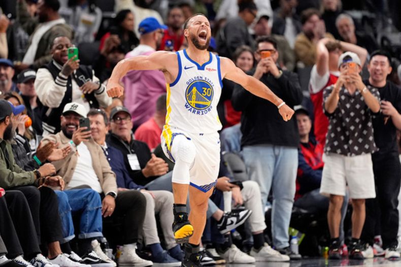 Stephen Curry, de los Warriors de Golden State, festeja un enceste ante los Clippers de Los Ángeles, en un duelo del play-in disputado el miércoles 15 de abril de 2026 (AP Foto/Mark J. Terrill)