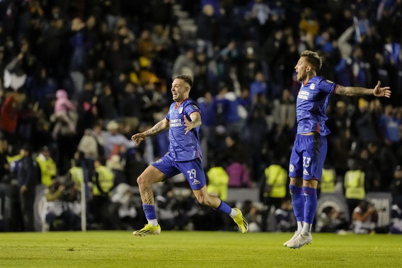 Rodolfo Rotondi (izquierda) y Gonzalo Piovi , del Cruz Azul, festejan un autogol de Tigres en un partido de la Liga MX, el sábado 17 de febrero de 2024 (AP Foto/Eduardo Verdugo)