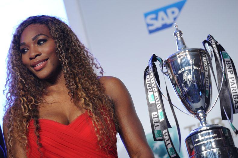 Serena Williams posa con el trofeo del Campeonato de la WTA en Estambul, Turqu&iacute;a, el domingo 20 de octubre de 2013. (AP Foto)