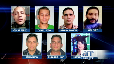 los familiares de oscar perez y sus acompanantes identifican sus restos mortales