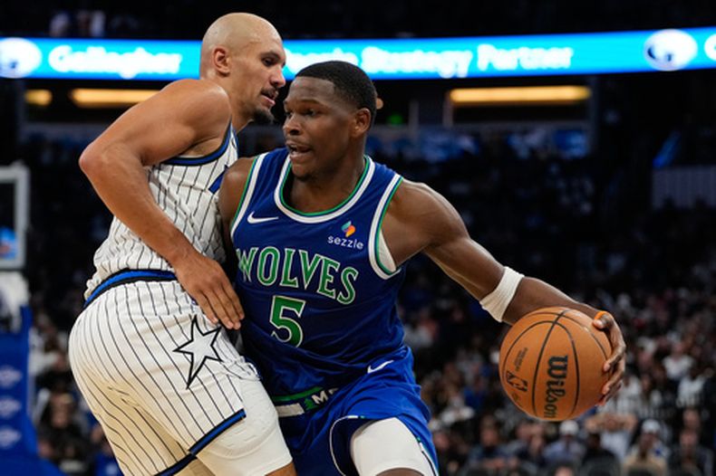 Anthony Edwards (5). de los Timberwolves de Minnesota, se desplaza con el balón frente a Jalen Suggs, izquierda, del Magic de Orlando, durante la segunda mitad del juego de baloncesto de la NBA, el viernes 23 de octubre de 2026, en Orlando, Florida. (AP Foto/John Raoux)
