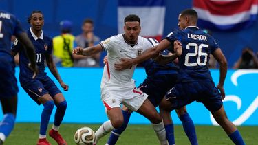 Morgan Rogers, de la selección de Inglaterra, conduce el balón entre Maxence Lacroix (26) y Adrien Rabiot, de Francia, en el partido por el tercer puesto del Mundial, el sábado 18 de julio de 2026 en Miami Gardens, Florida (AP Foto/Lynne Sladky)