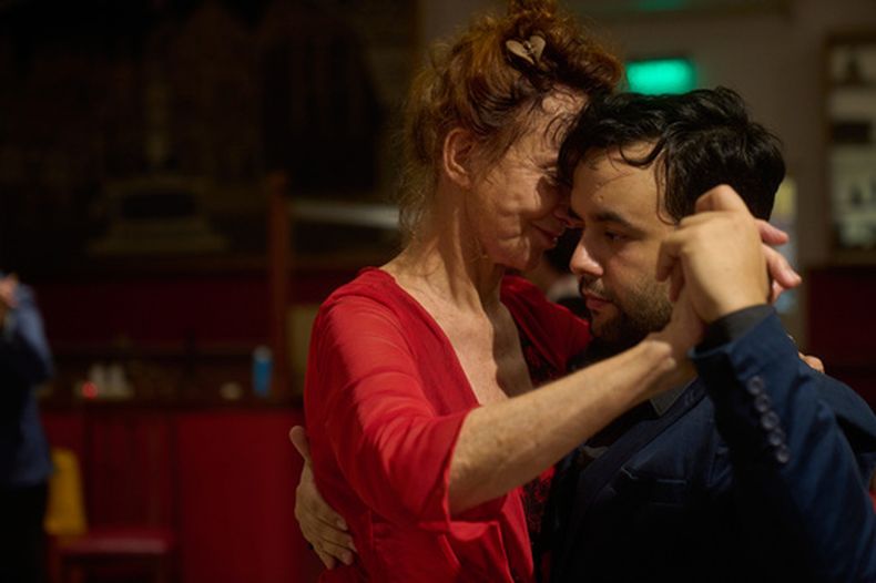 Antje Rickel, de Francia, a la izquierda, baila con el bailarín de tango profesional Jared Ramos en el Che Che Tango Premium, donde la gente puede reservar bailes garantizados de dos horas con compañeros profesionales conocidos como Taxi Dancers, en Buenos Aires, el miércoles 3 de diciembre de 2025. (AP Foto/Víctor R. Caivano)