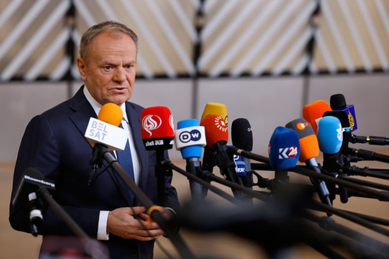 ARCHIVO - El primer ministro polaco, Donald Tusk, habla con los medios de comunicación a su llegada a la cumbre de la UE, el jueves 18 de diciembre de 2025, en Bruselas. (AP Foto/Geert Vanden Wijngaert, archivo)