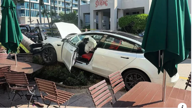 un tesla se estrella contra un restaurante en miami beach: asi fue el impactante momento
