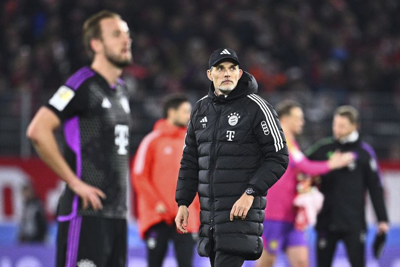 Thomas Tuchel entrenador del Bayern de Múnich reacciona luego del partido de la Liga Alemana entre el Friburgo y el Bayern de Múnich en el Europa-Park Stadium, en Friburgo, Alemania, el viernes 1 de marzo de 2024. (Tom Weller/dpa via AP)