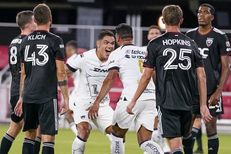 Jesús Rivas (izquierda) y Nathan Silva, de Pumas, festejan un tanto ante el DC United en la Nations League, el sábado 29 de julio de 2023 (AP Foto/Alex Brandon)