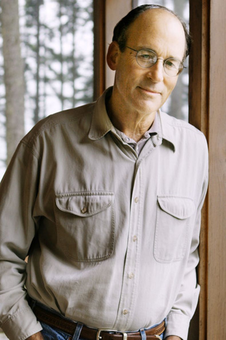 ARCHIVO - El autor Tracy Kidder posa en su cabaña, en South Bristol, Maine, el 26 de septiembre de 2005. (Foto AP/Pat Wellenbach, archivo)