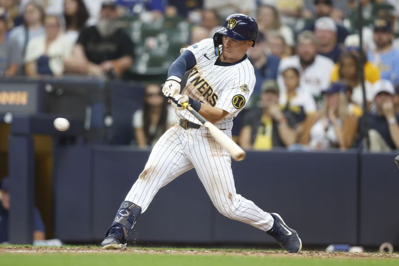 Isaac Collins de los Cerveceros de Milwaukee conecta un jonrón para dejar tendidos en el campo a los Mets de Nueva York durante la novena entrada de un juego de béisbol, el domingo 10 de agosto de 2025, en Milwaukee. (AP Photo/Jeffrey Phelps)