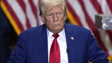 El candidato presidencial republicano Donald Trump durante una mesa redonda en un evento de campaña en Precision Components Group, el lunes 19 de agosto de 2024, en York, Pensilvania. (AP Foto/Julia Nikhinson)