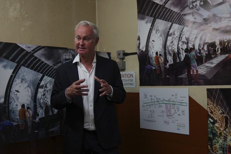 Angus Murray, director ejecutivo de The London Tunnels, hace gestos mientras muestra fotografías y diagramas relacionados con la historia de los túneles durante una gira de prensa en Londres, el jueves 19 de junio de 2025. (Foto AP/Joanna Chan)