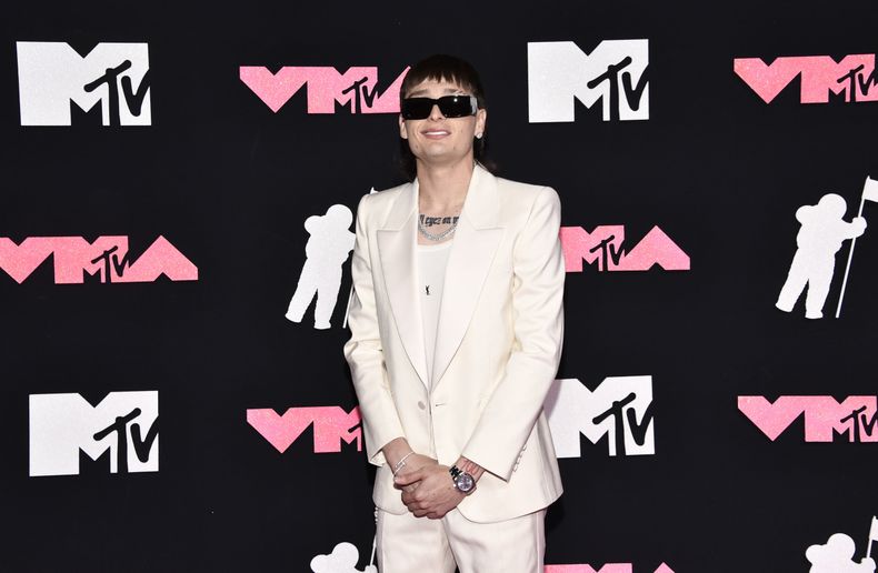 El cantante mexicano Peso Pluma llega a la entrega de los Premios MTV a Videos Musicales en el Prudential Center en Newark, Nueva Jersey, el martes 12 de septiembre de 2023. La compañía promotora Music Vibe MX anunció el 20 de septiembre se cancelarían fechas adicionales de la gira de Peso Pluma en México. Las fechas canceladas son en Culiacán, Querétaro, Puebla y Acapulco, previstas entre el 29 de octubre y el 10 de noviembre. Peso Pluma recibió amenazas en la ciudad de Tijuana la semana pasada. (Foto de Evan Agostini/Invision/AP)