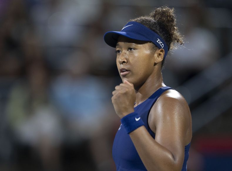 La japonesa Naomi Osaka reacciona durante el encuentro de cuartos de final de Montreal ante la ucraniana Elina Svitolina el martes 5 de agosto del 2025. (Christinne Muschi/The Canadian Press via AP)