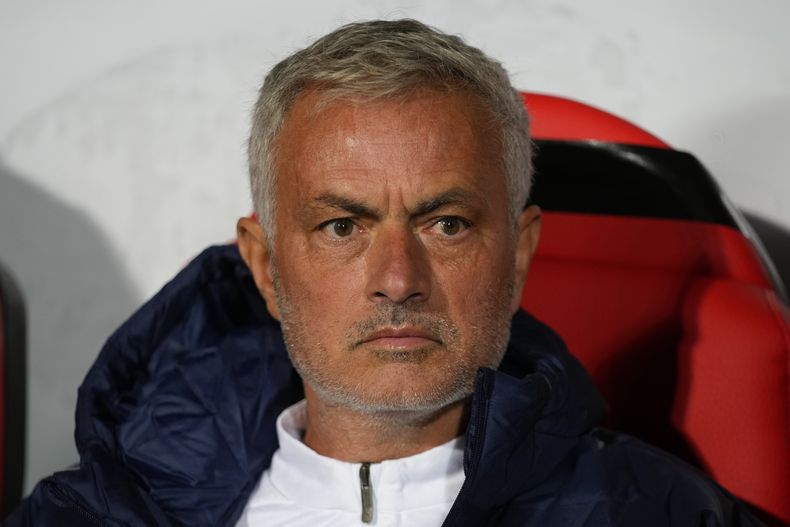 El técnico del Fenerbahçe Jose Mourinho observa el duelo de su equipo ante el Twente en la Liga Europa el jueves 3 de octubre del 2024. (AP Foto/Peter Dejong)