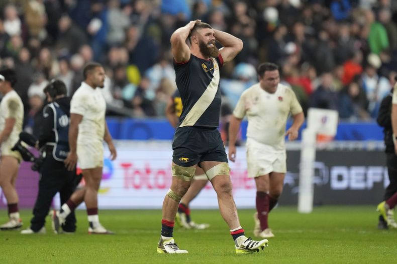 Marcos Kremer, de Argentina, se lamenta durante el partido por el tercer puesto del Mundial de rugby ante Inglaterra, el viernes 27 de octubre de 2023 (AP Foto/Pavel Golovkin)