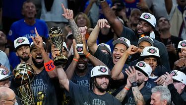 Jalen Brunson, escolta de los Knicks de Nueva York, con el trofeo de MVP de las Finales de la NBA tras la victoria sobre los Spurs de San Antonio en el quinto juego, el sábado 13 de junio de 2026, en San Antonio. (AP Foto/Ross D. Franklin)