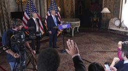 El presidente electo de Estados Unidos, Donald Trump, habla en una conferencia de prensa en Mar-a-Lago, el lunes 16 de diciembre de 2024, en Palm Beach, Florida, acompañado por el nominado a secretario de Comercio, Howard Lutnick. (AP Foto/Evan Vucci)