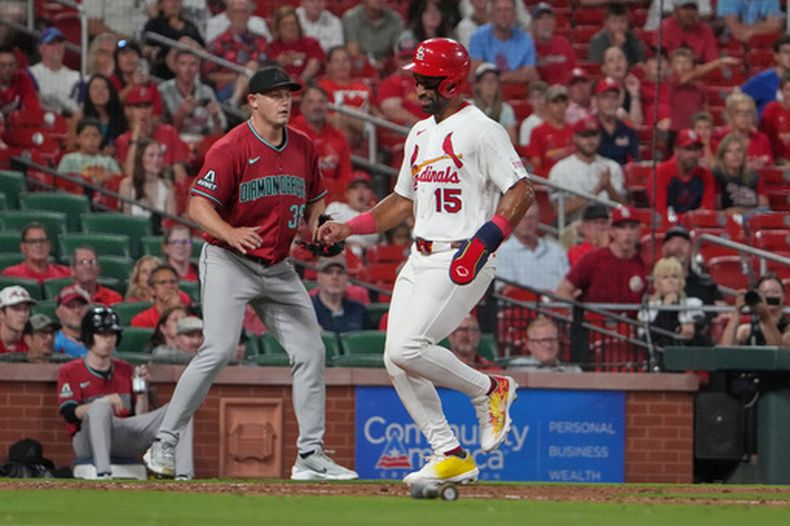 José Fermín (15), de los Cardenales de San Luis, anota ante el lanzador de los Diamondbacks de Arizona, Paul Sewald, durante la novena entrada de un partido de béisbol, el martes 23 de junio de 2026, en San Luis. (Foto AP/Jeff Roberson)