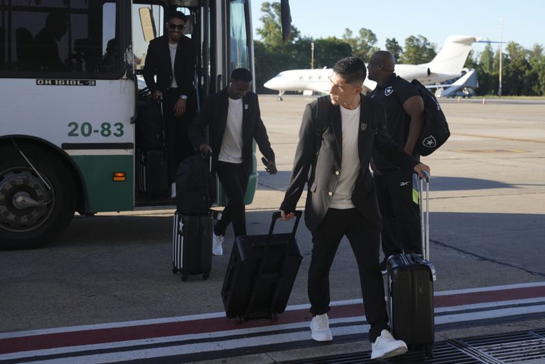 Jefferson Savarino de Botafogo de Brasil arriba a un aeropuerto de Buenos Aires, el miércoles 27 de noviembre de 2024. Botafogo enfrentará el sábado a Atlético Mineiro en la final de la Copa Libertadores. (AP Foto/Natacha Pisarenko)