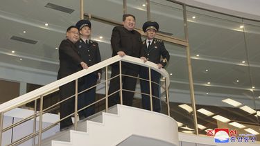 En esta foto distribuida por el gobierno norcoreano, el líder de Corea del Norte, Kim Jong Un, inspecciona un centro de control satelital en Pyongyang, Corea del Norte, miércoles 22 de noviembre de 2023. (Agencia Noticiosa Central Coreana/Servicio Noticioso de Corea via AP)