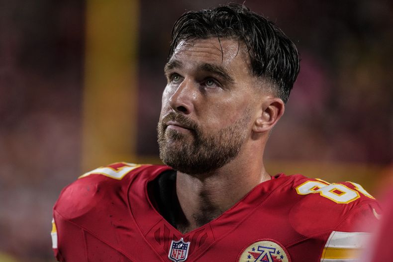 El ala cerrada de los Kansas City Chiefs, Travis Kelce (87), observa el juego contra los Tampa Bay Buccaneers durante la segunda mitad de un partido de fútbol americano de la NFL, el lunes 4 de noviembre de 2024, en Kansas City, Missouri. (Foto AP/Ed Zurga)