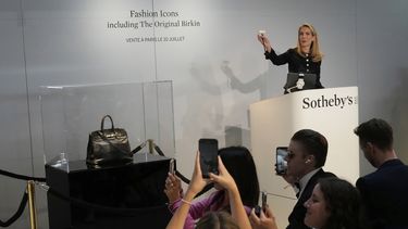 La funcionaria de subastas Aurélie Vandevoorde hace un gesto mientras el bolso Birkin original creado por Hermès para Jane Birkin se vendió en una subasta por 7 millones de euros o 8,2 millones de dólares, el jueves 10 de julio de 2025 en París. (AP Photo/Michel Euler)