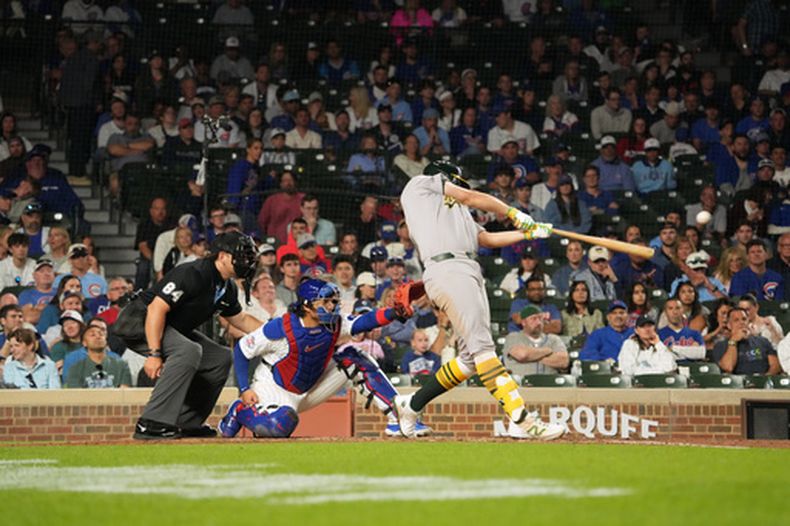 Nick Kurtz, de los Atléticos, pega un sencillo de una carrera ante los Cachorros de Chicago, el miércoles 3 de junio de 2026 (AP Foto/David Banks)