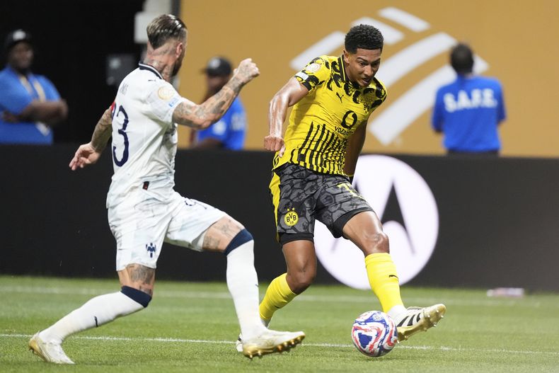 Jobe Bellingham del Borussia Dortmund patea el balón frente a Sergio Ramos del Monterrey de México en los octavos de final del Mundial de Clubes el martes primero de julio del 2025. (AP Foto/Mike Stewart)