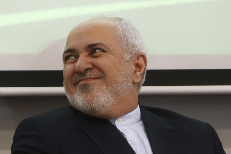 ARCHIVO - El ministro de Exteriores de Irán, Mohammad Zarif, sonríe durante un encuentro con estudiantes en un foro sobre cambio climático en la Universidad Autónoma Gabriel René Moreno, en Santa Cruz, Bolivia, el 23 de julio de 2019. (AP Foto/Juan Karita, archivo)