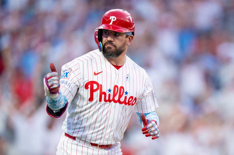 Kyle Schwarber, de los Filis de Filadelfia, reacciona tras conectar un jonrón de tres carreras durante la segunda entrada de un partido de béisbol contra los Mets de Nueva York, el domingo 21 de junio de 2026, en Filadelfia. (Foto AP/Chris Szagola)