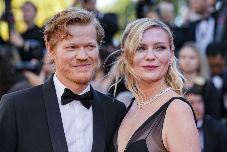 ARCHIVO - Jesse Plemons, izquierda, y Kirsten Dunst posan a su llegada la estreno de Kinds of Kindness en la 77a edicióndel Festival de Cine de Cannes en Francia el 17 de mayo de 2024. (Foto Andreea Alexandru/Invision/AP, archivo)