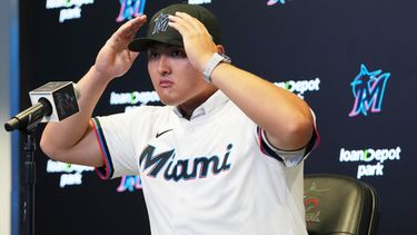 Rintaro Sasaki, de los Marlins de Miami, se ajsuta la gorra antes de una conferencia de prensa el jueves 23 de julio de 2026 (AP Foto/Lynne Sladky)