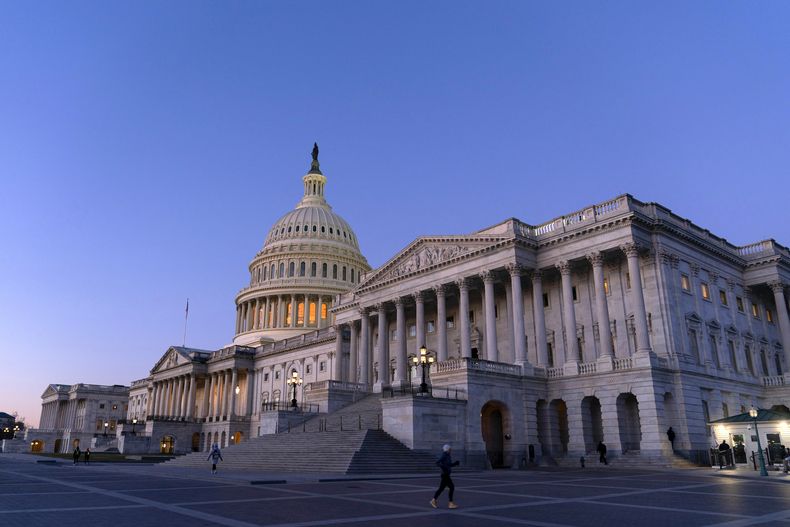 Vista del Capitolio al amanecer, Washington, miércoles 7 de febrero de 2024. Forzando un enfrentamiento con los republicanos, el líder de la mayoría en el Senado, el demócrara Chuck Schumer, tratará el miércoles 7 de febrero de 2024 de salvar los fondos para la guerra de un acuerdo fallido que incluía dinero para la frontera, al avanzar con una votación de ensayo que enviaría decenas de miles de millones de dólares a Ucrania, Israel y otros aliados.(AP Foto/Jose Luis Magana)