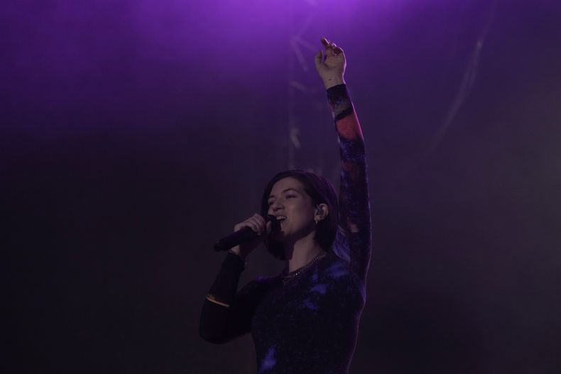 La música británica Romy Madley Croft durante su presentación en el festival AXE Ceremonia en el parque Bicentenario en la Ciudad de México el sábado 23 de marzo de 2024. (Foto AP/Marco Ugarte)