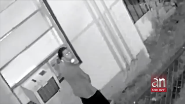 la policia revelo un video de seguridad donde se ve un hombre que podria estar vinculado con un segundo caso de asalto sexual ocurrido en la pequena habana