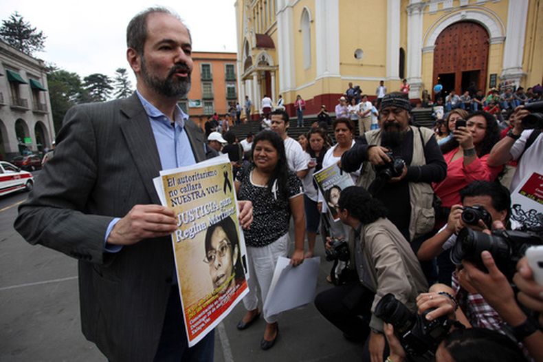 El periodista y escritor mexicano Juan Villoro participa en una protesta para exigir justicia en el caso de Regina Martínez, una periodista asesinada en 2012, y el cese de los ataques más recientes contra la prensa en Veracruz, México, el 28 de abril de 2013. (Foto AP /Félix Márquez)