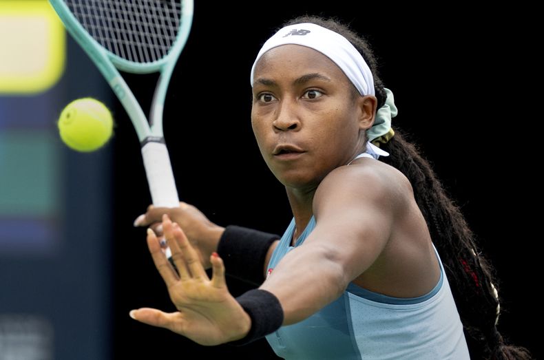 La estadounidense Coco Gauff regresa un tiro ante la china Yafan Yang en la segunda ronda del Abierto de Toronto el jueves 8 de agosto del 2024. (Frank Gunn/The Canadian Press via AP)