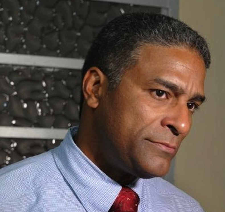 El gobierno cubano impidió la salida del país al conocido disidente Oscar Elías Biscet, quien está invitado por el presidente Barack Obama a una ceremonia en la Casa Blanca, la próxima semana.