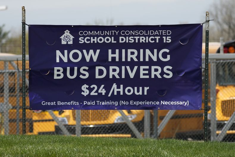 ARCHIVO - Un anuncio de oferta de empleo de conductores de autobús es mostrado en Palatine, Illinois, el miércoles 19 de abril de 2023. (AP Foto/Nam Y. Huh, archivo)