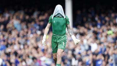 El portero del Everton Jordan Pickford se cubre el rostro con la camiseta en una muestra de frustración durante el partido de la Premier ante el Fulham, el sábado 12 de agosto de 2023, en Liverpool, Inglaterra. (Richard Sellers/PA via AP)