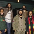 Ziggy Marley, de izquierda a derecha, Julian Marley, Ky-Mani Marley, Damian Marley y Stephen Marley posan para un retrato el domingo 22 de septiembre de 2024 en Nueva York. (Foto Matt Licari/Invision/AP)