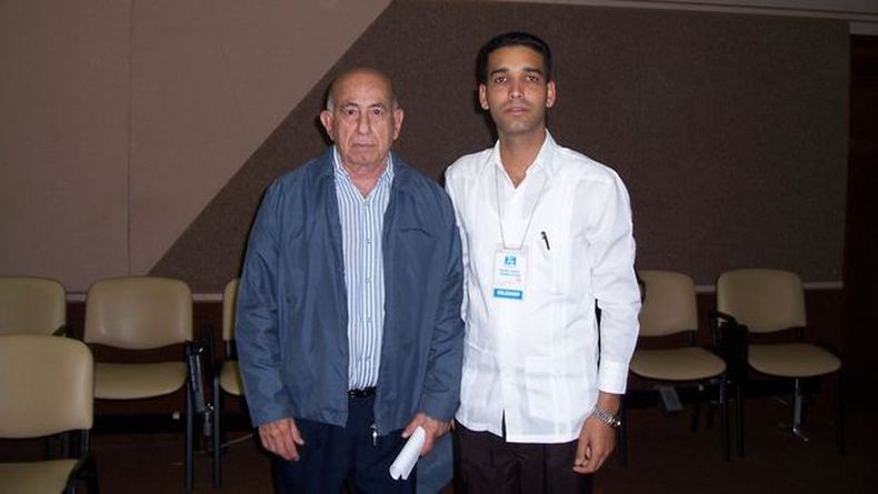 Juan Carlos Gálvez Migueles ocupó un cargo importante en el Instituto de la Vivienda.  Denuncia los privilegios de los dirigentes y  las represalias contra su familia.