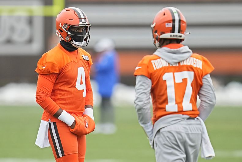 El quarterback de los Browns de Cleveland Deshaun Watson junto al quarterback Dorian Thompson-Robinson durante la sesión de entrenamiento del jueves 2 de noviembre del 2023. (AP Foto/Sue Ogrocki)