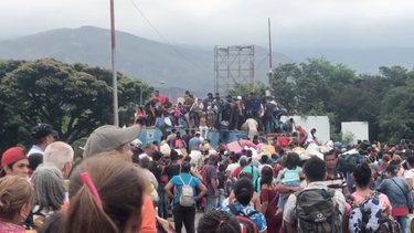 cientos de venezolanos rompieron el bloqueo del regimen de maduro en el puente simon bolivar, fronterizo con colombia