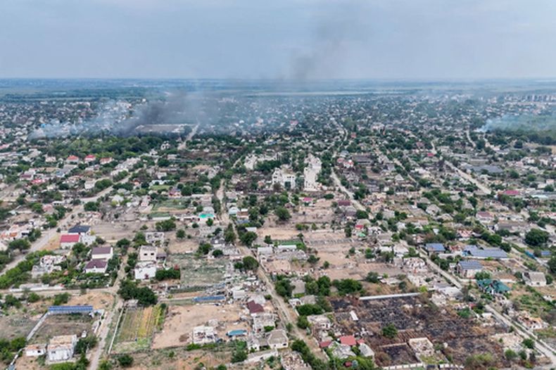 En esta imagen sin fecha, tomada de un video distribuido por la 34ta Brigada Marina Independiente de Ucrania, Borysfen, el 22 de septiembre de 2026, varias columnas de humo salen de un vecindario residencial en la ciudad de Oleshky, ocupada por Rusia, en la región ucraniana de Jersón. (34ta Brigada Marina de Ucrania Borysfen vía AP)